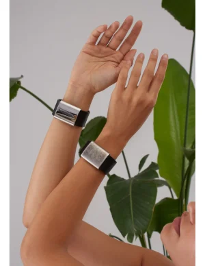 Moora Czarna bransoleta ze skóry z błyszczącym elementem stalowym* Bransolety