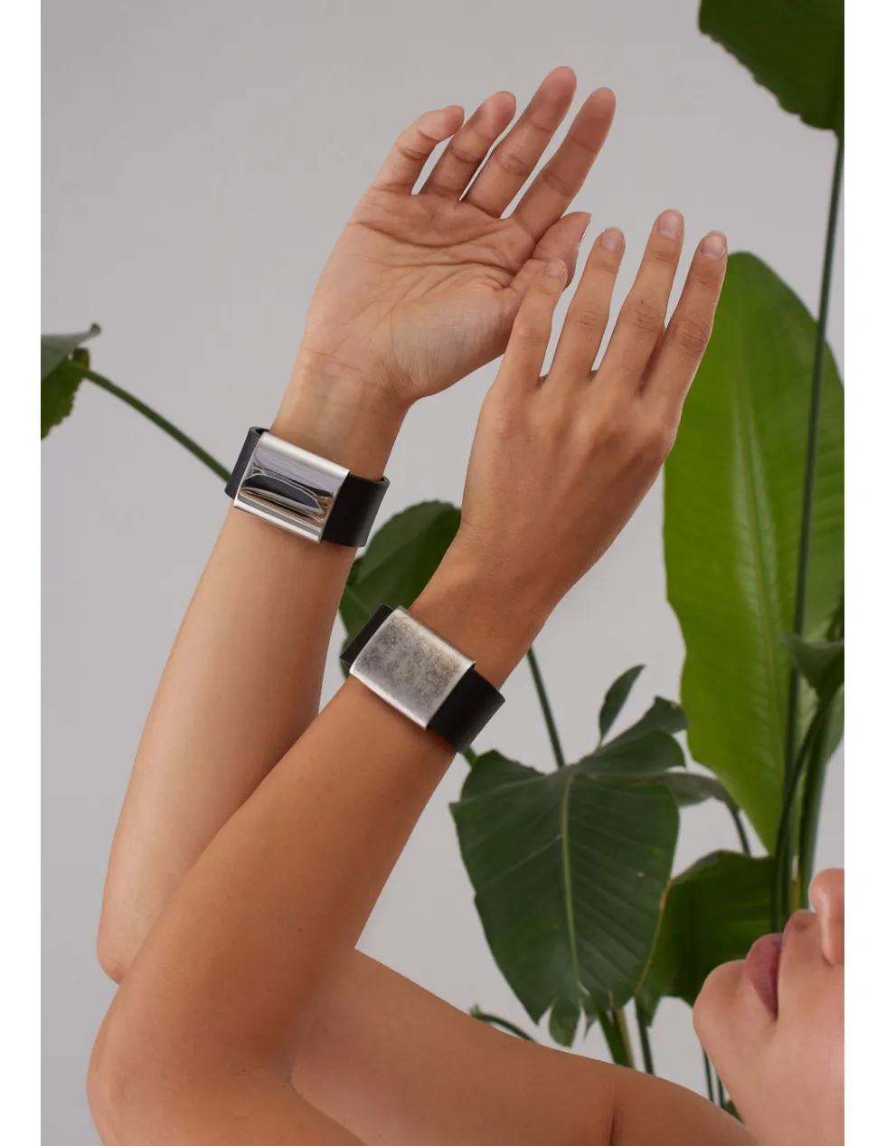 Moora Czarna bransoleta ze skóry z błyszczącym elementem stalowym* Bransolety