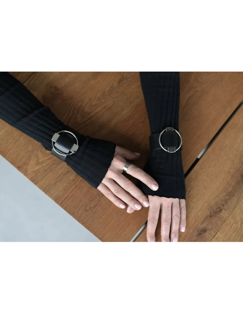 Moora Czarna bransoleta ze skóry z matowym elementem* Bransolety