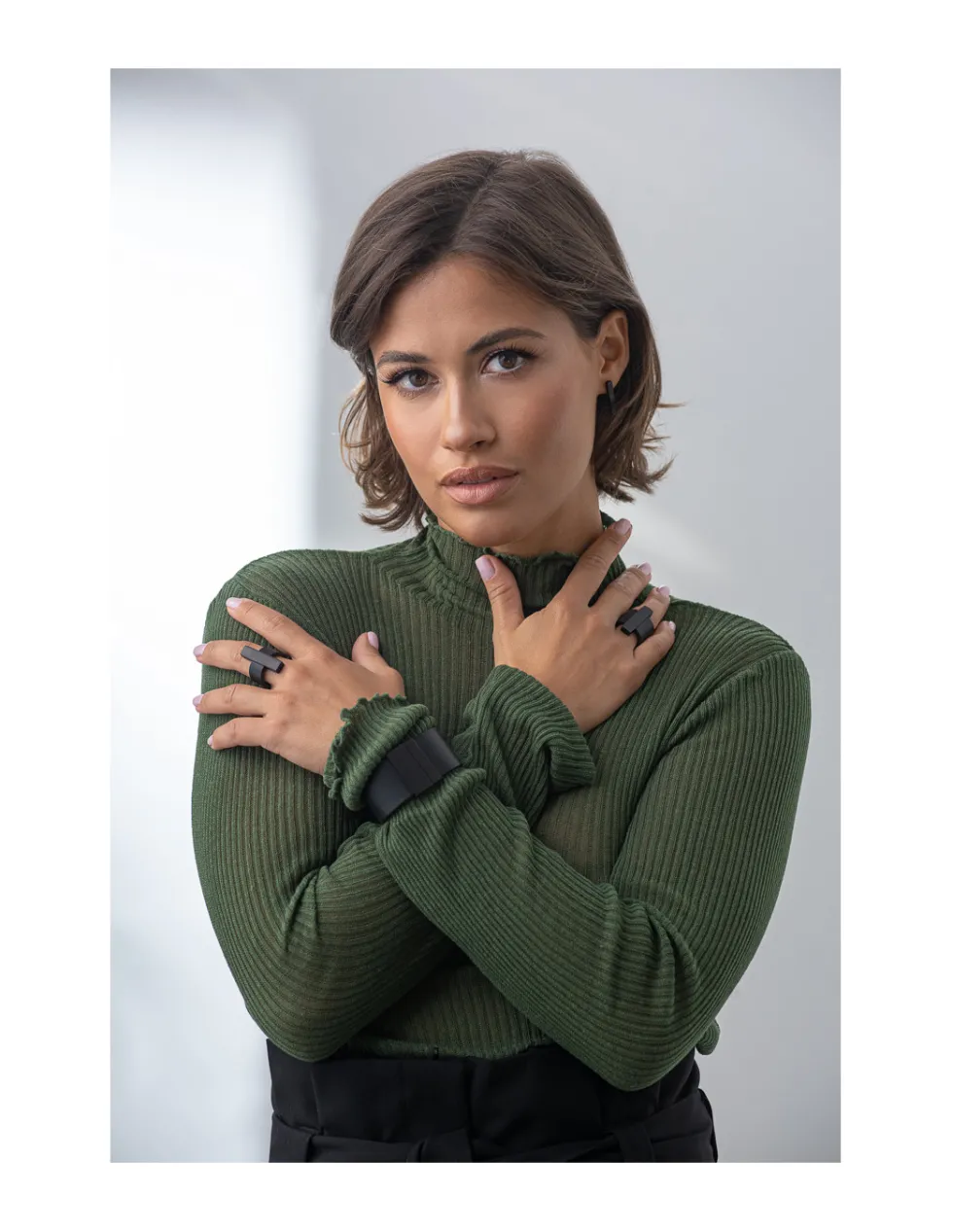 Moora Czarna surowa bransoleta ze skóry oraz stali* Bransolety