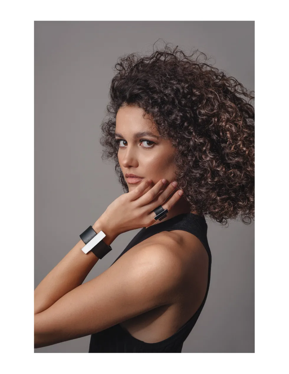 Moora Czarna szeroka bransoleta ze skóry z błyszczącym elementem* Bransolety