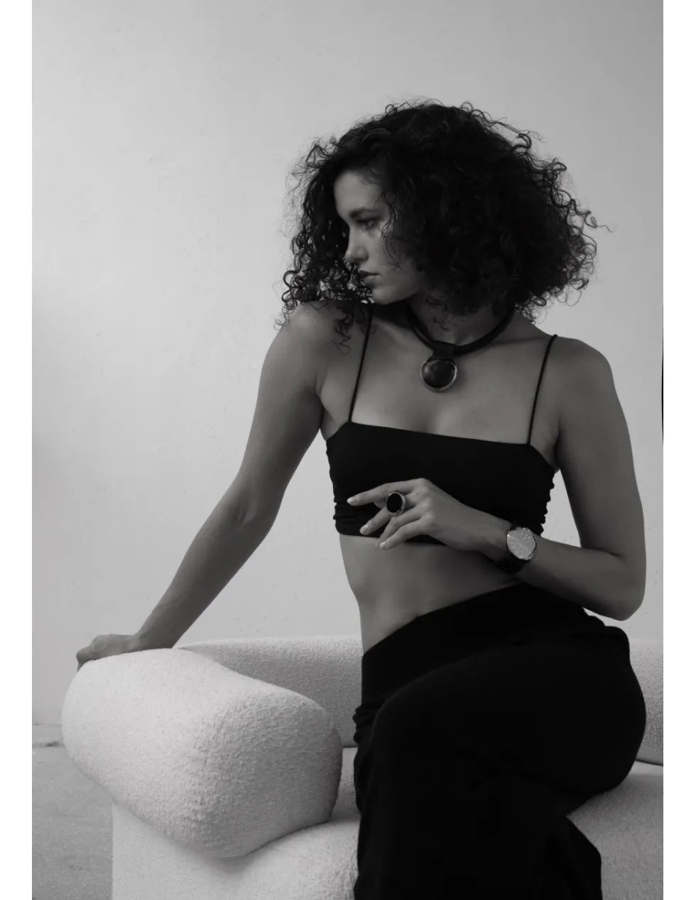 Moora Naszyjnik choker ze skóry oraz pozłacanej stali z błyszczącą kulą* Naszyjniki