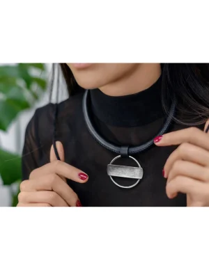 Moora Naszyjnik choker ze skóry oraz stali z zawieszką* Naszyjniki