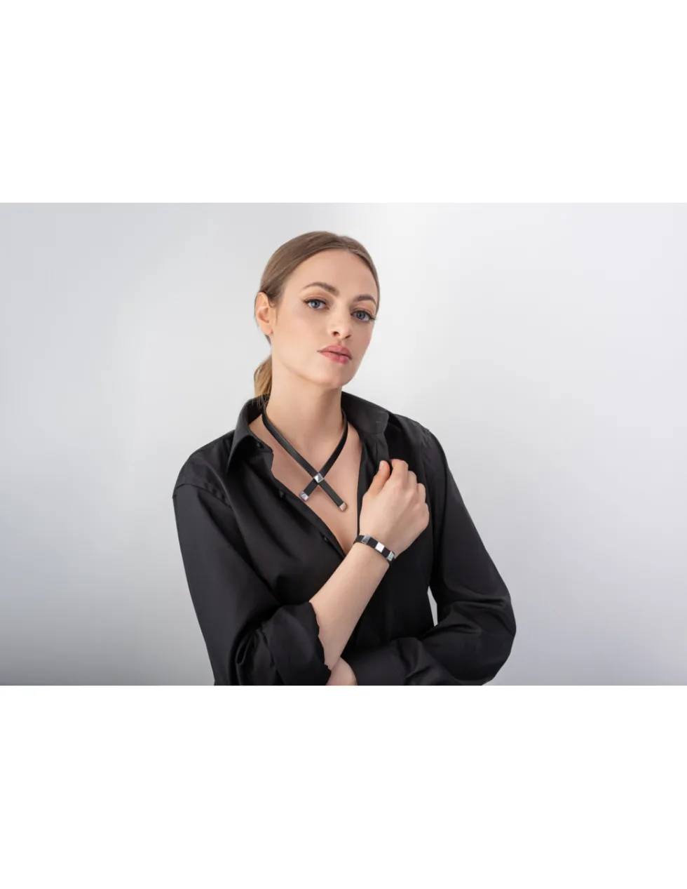 Moora Naszyjnik z naturalnej skóry oraz błyszczącej stali* Naszyjniki