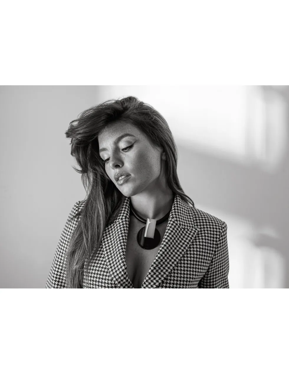 Moora Naszyjnik ze skóry oraz ozdobnej błyszczącej zawieszki* Naszyjniki