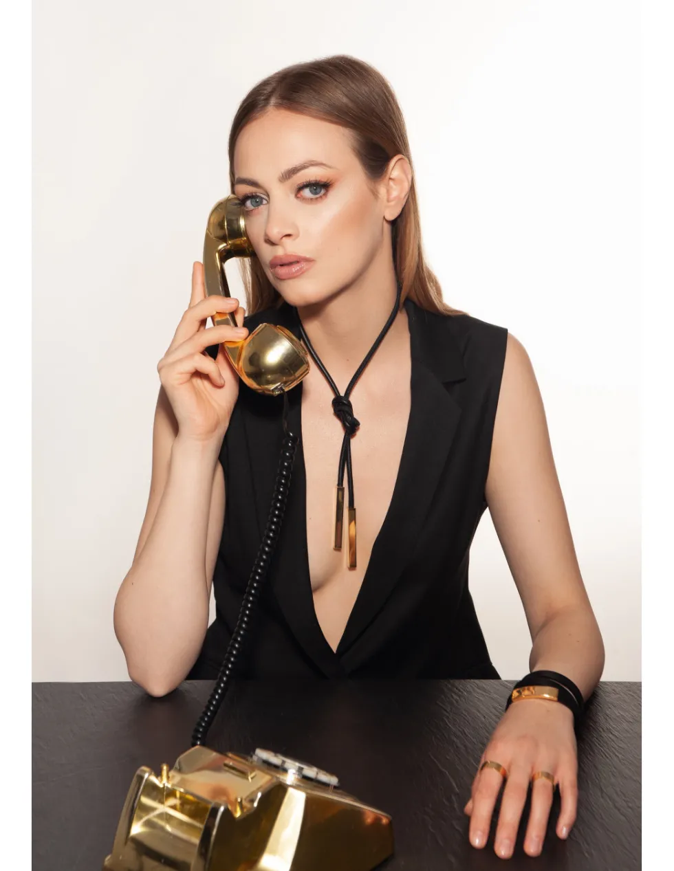 Moora Naszyjnik ze skóry oraz stali szlachetnej pozłacanej* Naszyjniki