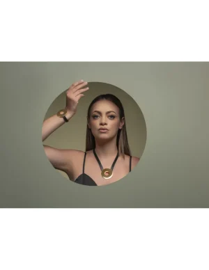 Moora Nowoczesny naszyjnik ze skóry oraz pozłacanej stali szlachetnej* Naszyjniki