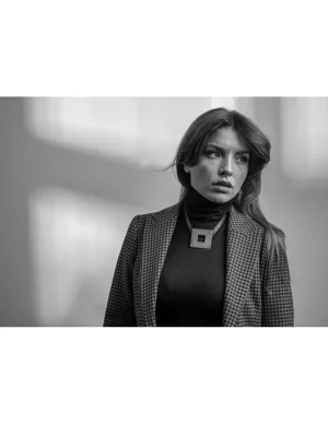 Moora Prosty i nowoczesny naszyjnik ze skóry oraz stali w kolorze matowym* Naszyjniki